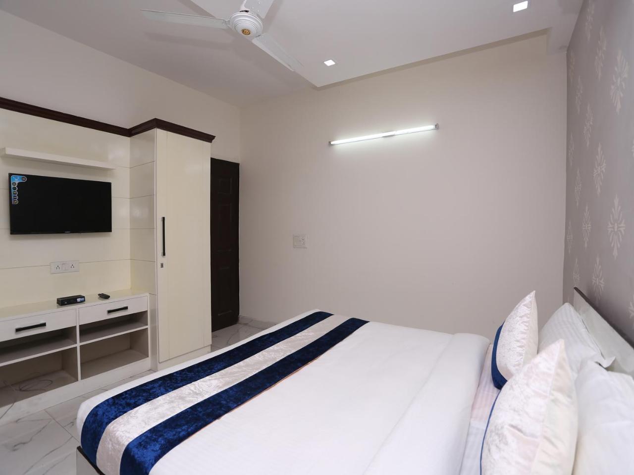 דלהי Oyo 10008 Hotel Golden Tree מראה חיצוני תמונה